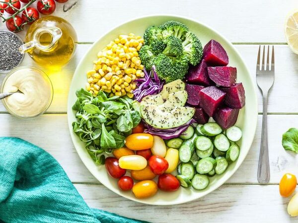 Bunte Schüssel mit Gemüse, Körnern und frischen Kräutern